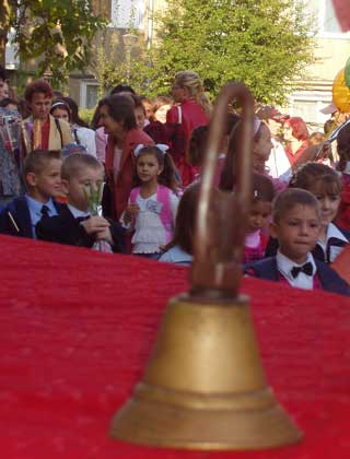 Foto clopotel - deschidere an scolar (c) eMaramures.ro